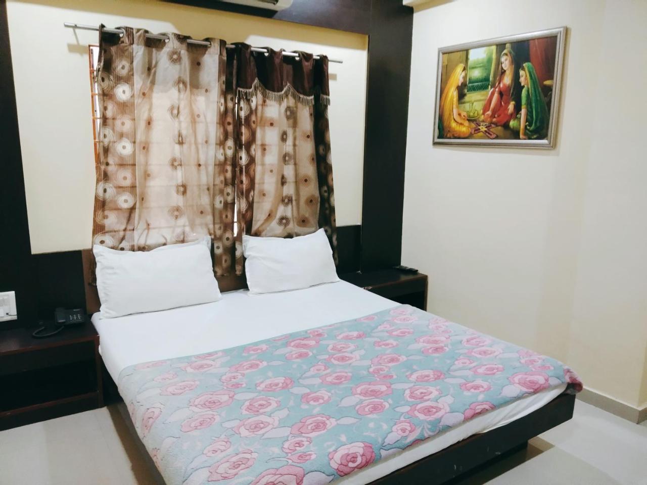 Hotel Krishna Palace Ahmedabad Exterior foto