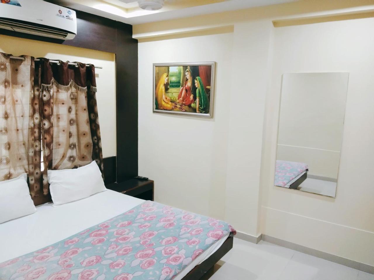 Hotel Krishna Palace Ahmedabad Exterior foto